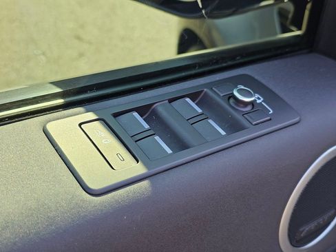 Used 2020 Land Rover Discovery Landmark image 34