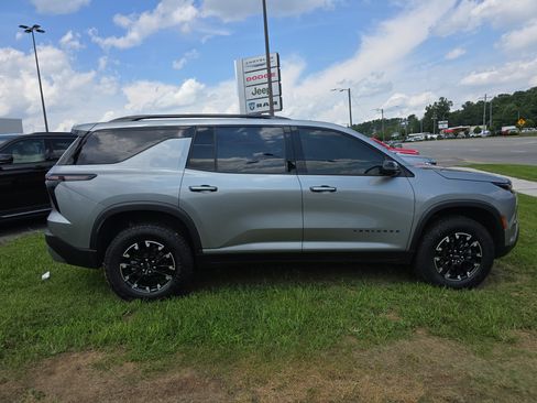 Used 2025 Chevrolet Traverse Z71 w/ Driver Confidence Package AWD/4WD image 2