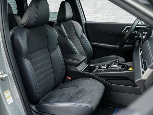 Used 2023 Mitsubishi Outlander LE image 25