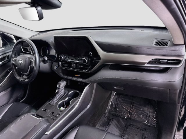 Used 2023 Toyota Highlander XLE FWD image 30