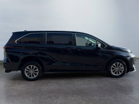 Used 2024 Toyota Sienna LE image 5