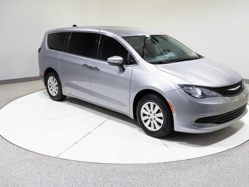 Used 2020 Chrysler Voyager L image 4