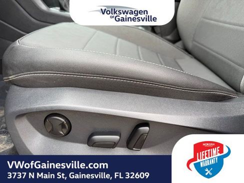 Certified 2024 Volkswagen Taos SE image 18