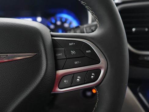 Used 2024 Chrysler Pacifica Touring-L image 29