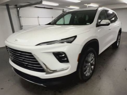 Certified 2025 Buick Enclave Preferred image 4