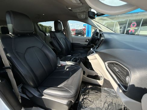 Used 2021 Chrysler Voyager Lxi image 23