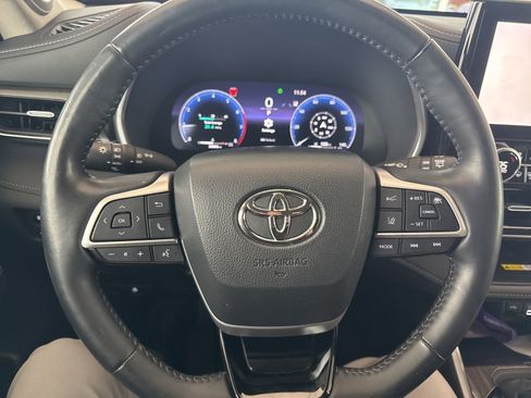 Used 2024 Toyota Highlander Limited AWD/4WD image 18