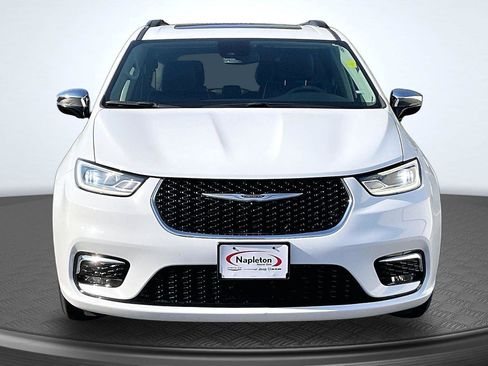 Used 2023 Chrysler Pacifica Limited FWD image 3