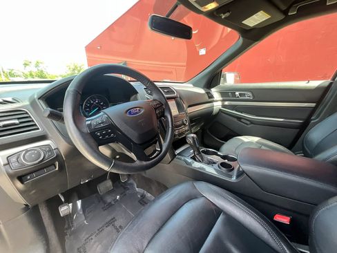Used 2018 Ford Explorer XLT w/ Equipment Group 202A FWD image 9