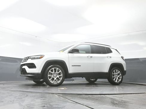 Used 2024 Jeep Compass Latitude w/ Sun and Sound Group image 29