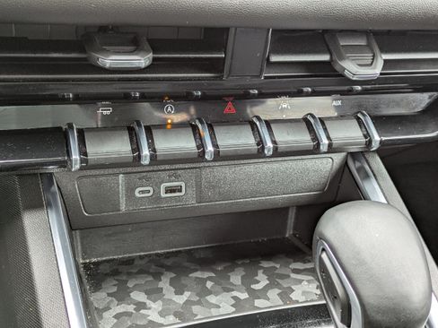 Used 2024 GMC Canyon Elevation w/ Elevation Premium Package image 15