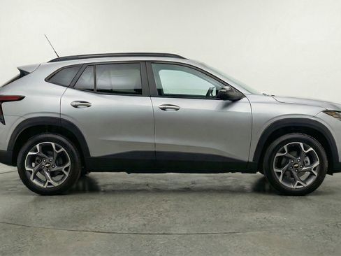 Used 2025 Chevrolet Trax LT w/ LT Convenience Package FWD image 11