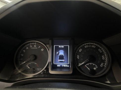 Used 2018 Toyota Tacoma TRD Sport image 15