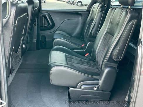 Used 2016 Dodge Grand Caravan SXT image 9