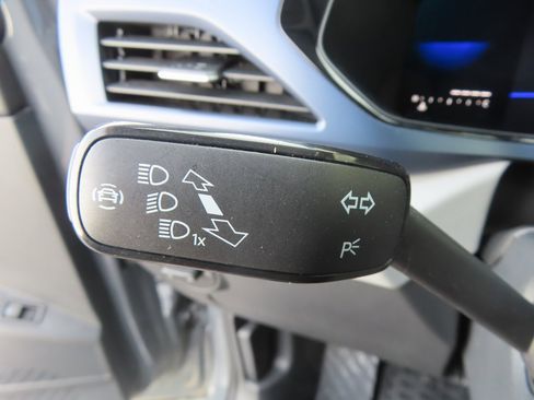 Used 2023 Volkswagen Taos SE w/ Panoramic Sunroof Package image 23