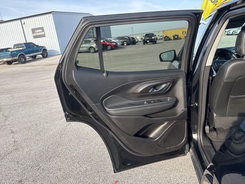 Used 2024 GMC Terrain SLT image 23