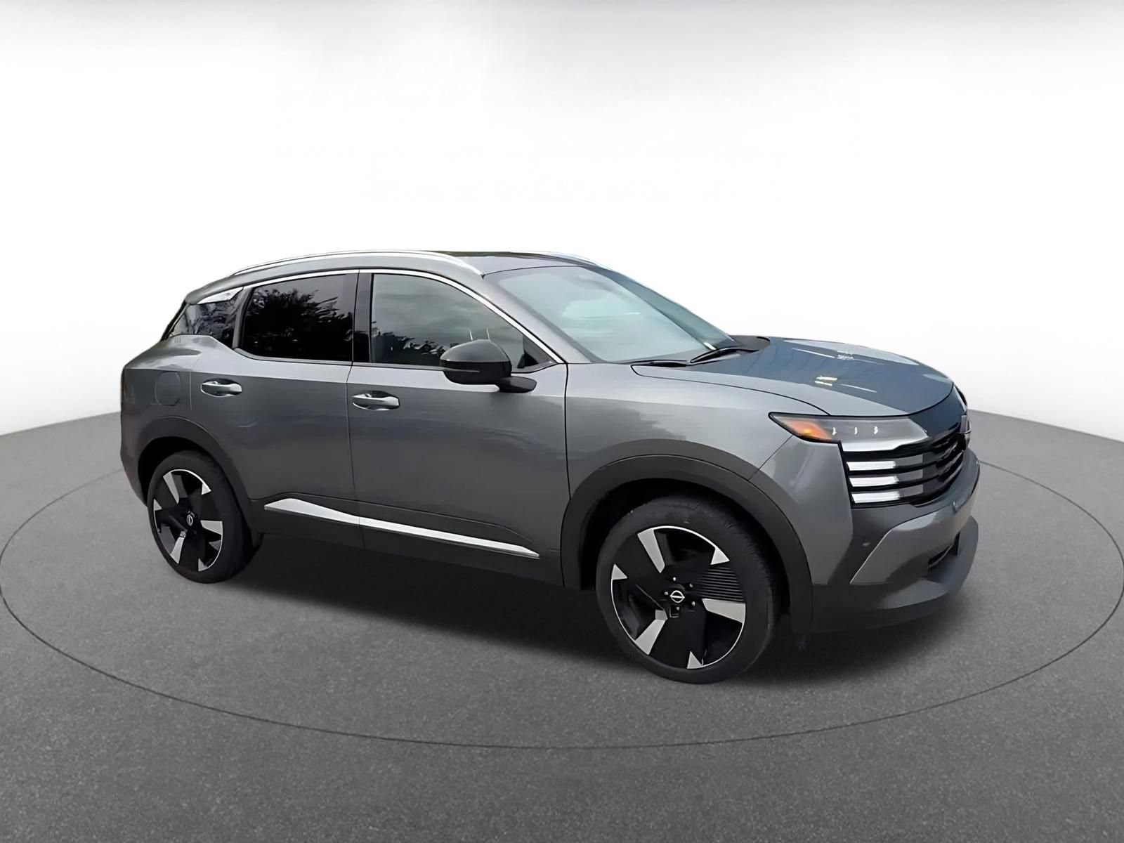 Used 2026 Nissan Kicks SR AWD/4WD image 2