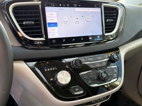 Used 2024 Chrysler Pacifica Touring-L image 11