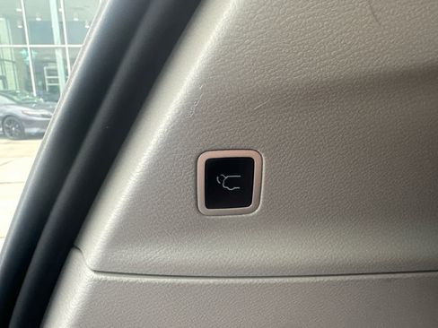 Used 2024 Chrysler Pacifica Touring-L image 14