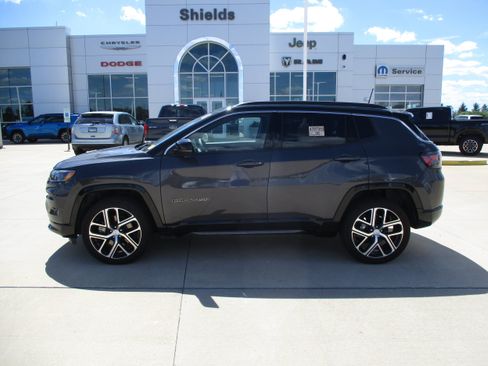 Used 2024 Jeep Compass Limited w/ Elite Group AWD/4WD image 3