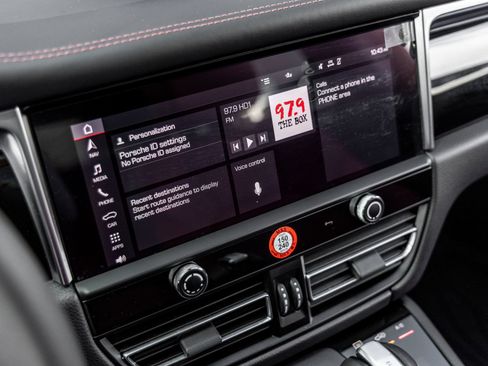Certified 2025 Porsche Macan AWD/4WD image 25