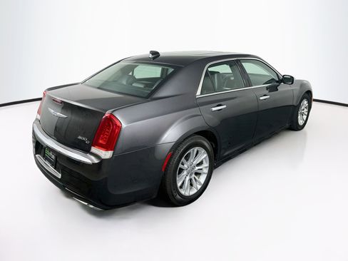 Used 2017 Chrysler 300 C RWD image 9