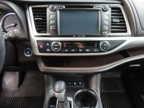 Used 2018 Toyota Highlander XLE image 17