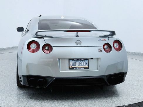 Used 2015 Nissan GT-R Premium image 4