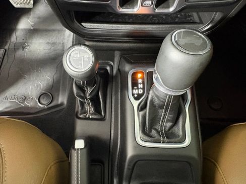 Used 2022 Jeep Wrangler Unlimited Sahara w/ Cold Weather Group AWD/4WD image 25