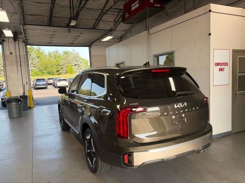 Used 2025 Kia Telluride S FWD image 3