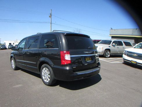 Used 2015 Chrysler Town & Country Touring image 8