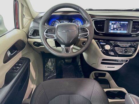 Used 2023 Chrysler Voyager LX image 17