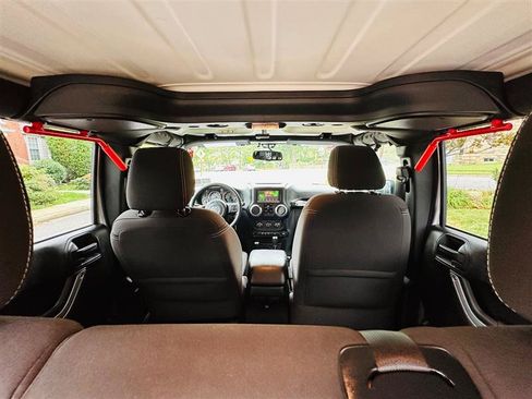 Used 2018 Jeep Wrangler Unlimited Sahara w/ Connectivity Group AWD/4WD image 24