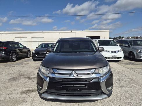 Used 2017 Mitsubishi Outlander SE image 2