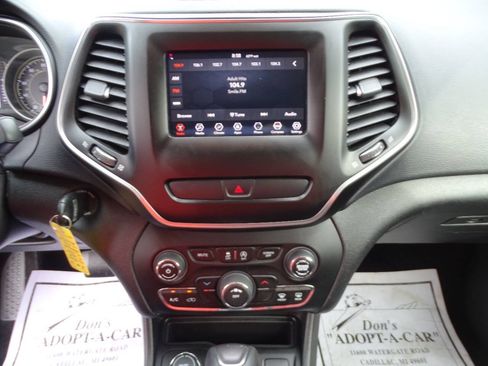 Used 2019 Jeep Cherokee 4WD Latitude image 17