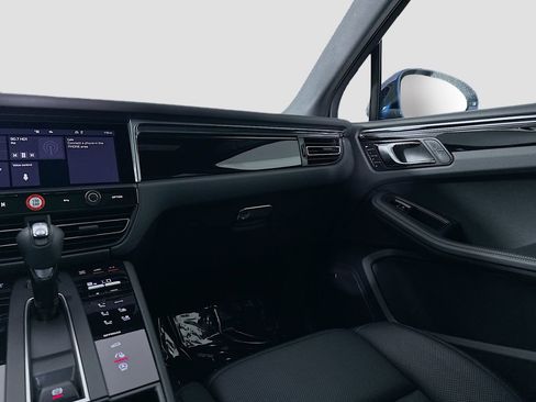 Certified 2025 Porsche Macan AWD/4WD image 26