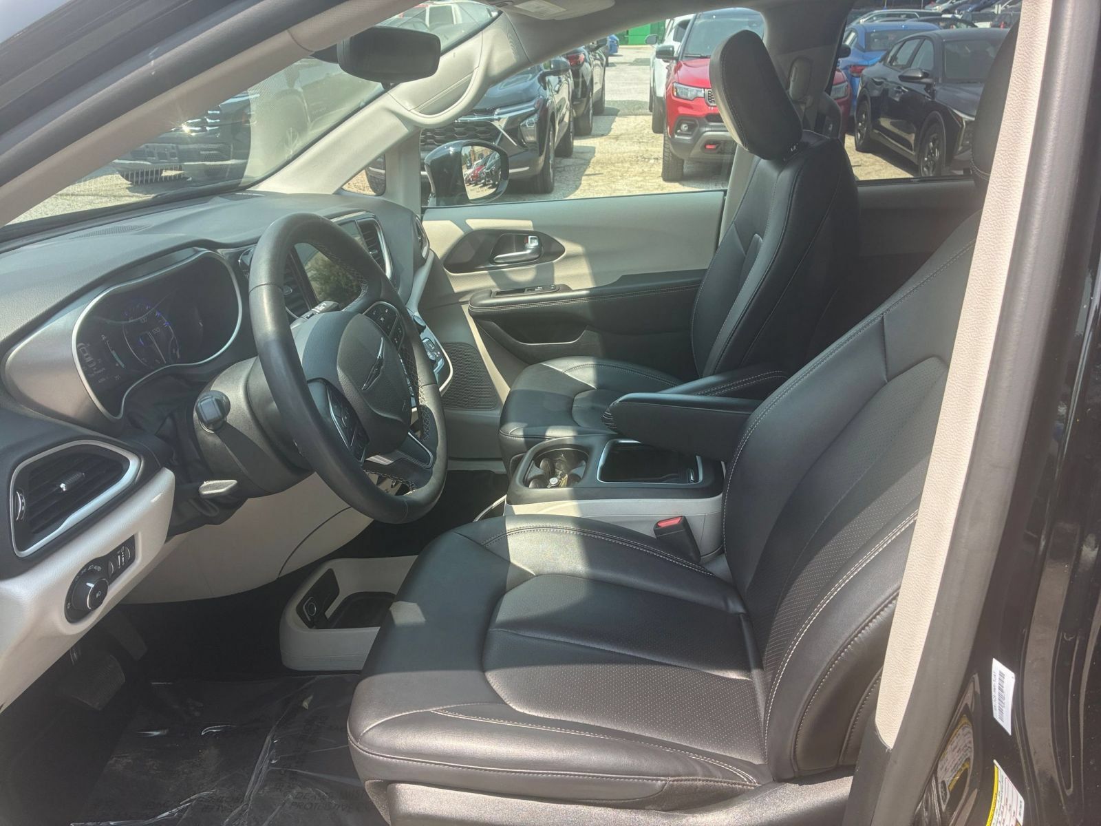 Used 2024 Chrysler Pacifica Touring-L FWD image 21