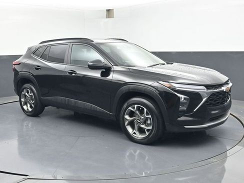 Used 2025 Chevrolet Trax LT w/ LT Convenience Package FWD image 2