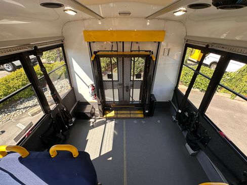 Used 2014 Chevrolet Express 4500 RWD image 14