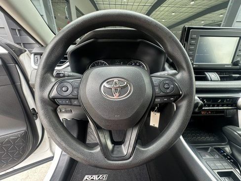 Used 2021 Toyota RAV4 LE FWD image 17
