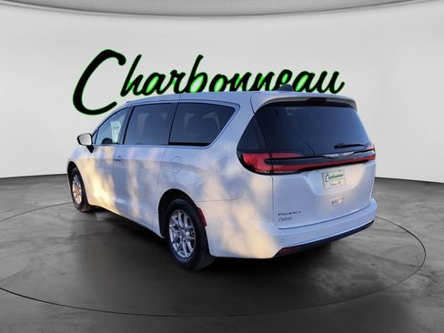 Used 2025 Chrysler Pacifica Select FWD image 3