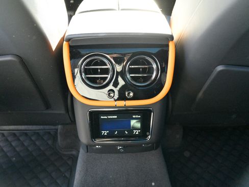 Used 2025 Bentley Bentayga image 41