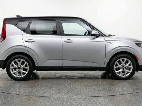 Used 2025 Kia Soul LX w/ LX Technology Package FWD image 11
