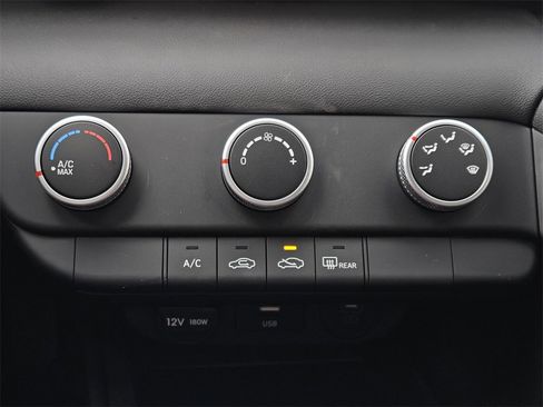 New 2025 Hyundai Elantra SE image 18