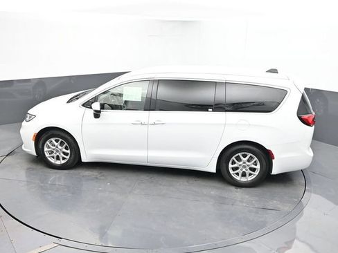 Used 2023 Chrysler Pacifica Touring-L FWD image 43