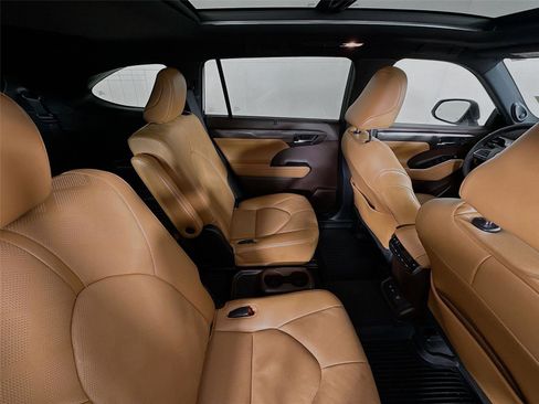 Certified 2021 Toyota Highlander Platinum image 28