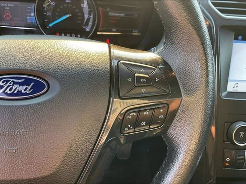 Used 2018 Ford Explorer XLT w/ Equipment Group 201A FWD image 18