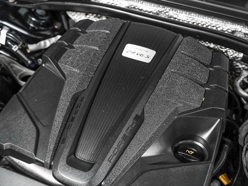 Certified 2023 Porsche Macan S AWD/4WD image 13