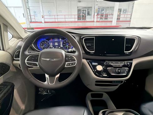 Used 2024 Chrysler Pacifica Touring-L image 16