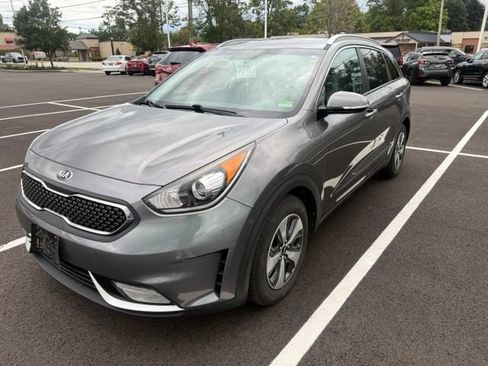 Used 2017 Kia Niro EX FWD image 2